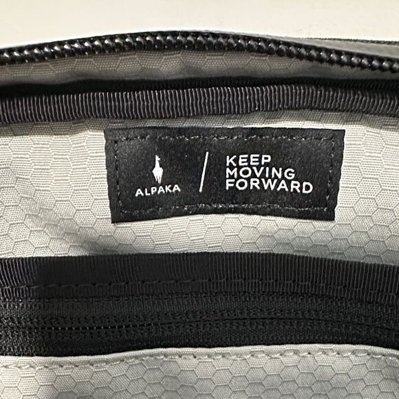 Alpaka keep moving forward Black Crossbody Bag NEW no tag unisex - Picture 4 of 12